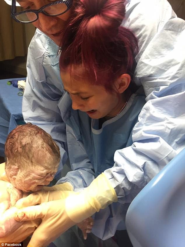Chị gái 12 tuổi òa khóc khi tự tay đón em trai sơ sinh vừa chào đời từ bụng mẹ - Ảnh 3.
