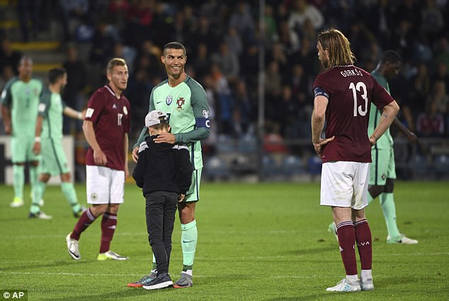 Ronaldo lập cú đúp, Bồ Đào Nha thắng 5 trận liên tiếp - Ảnh 6.
