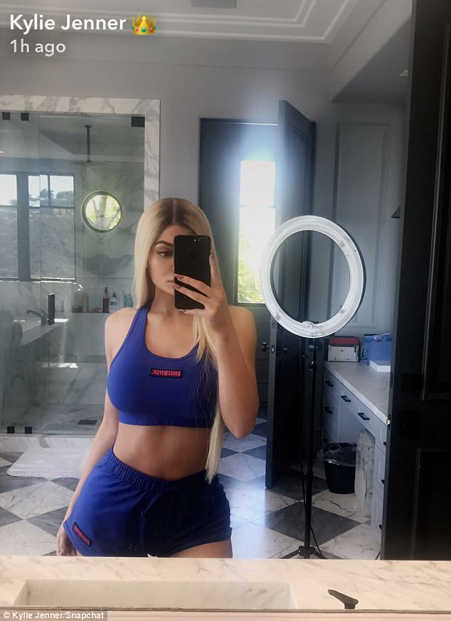 Kylie Jenner chiêu đãi fan loạt ảnh cực hot khi vừa lọt top 100 sao kiếm nhiều tiền nhất - Ảnh 4.