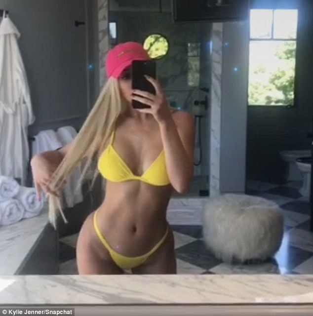 Kylie Jenner chiêu đãi fan loạt ảnh cực hot khi vừa lọt top 100 sao kiếm nhiều tiền nhất - Ảnh 3.