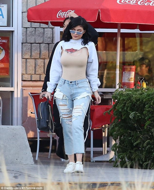 Ai có thể giải thích được Kylie Jenner mặc kiểu áo gì ra phố không? - Ảnh 3.