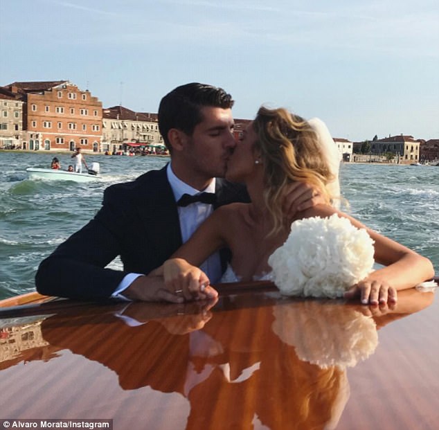 Morata hôn vợ đắm đuối trong lễ cưới đẹp như cổ tích ở Venice - Ảnh 6.