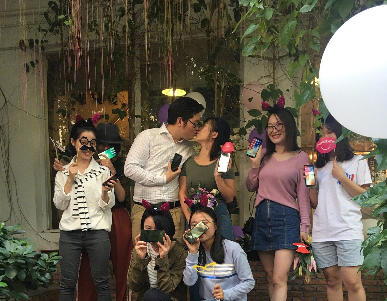 Cầu hôn bạn gái bằng 25 chiếc iPhone X và cái kết tất nhiên là mỹ mãn - Ảnh 6. Cầu hôn bạn gái bằng 25 chiếc iPhone X và cái kết tất nhiên là mỹ mãn - Ảnh 6.