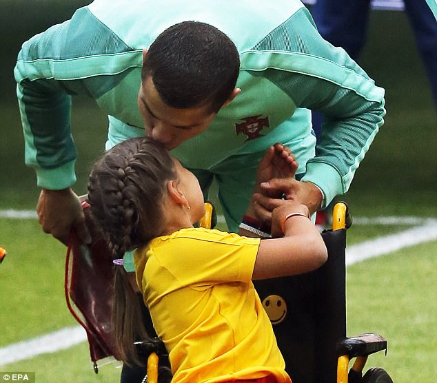 Ronaldo như một người cha, ân cần đẩy xe lăn cho cô bé mascot khuyết tật - Ảnh 3.