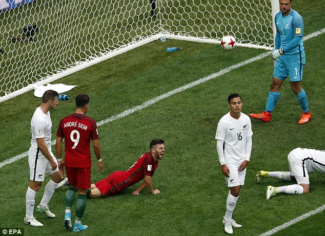 Ronaldo lại ghi b&agrave;n, Bồ Đ&agrave;o Nha v&agrave;o b&aacute;n kết Confed Cup - Ảnh 4.