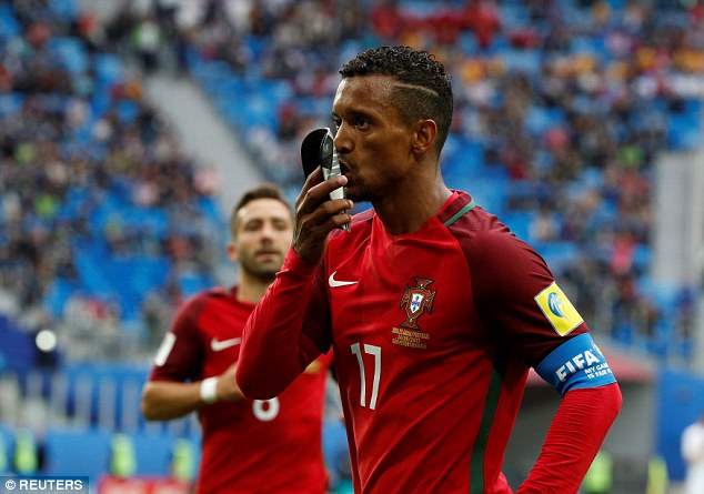 Ronaldo lại ghi bàn, Bồ Đào Nha vào bán kết Confed Cup - Ảnh 6.