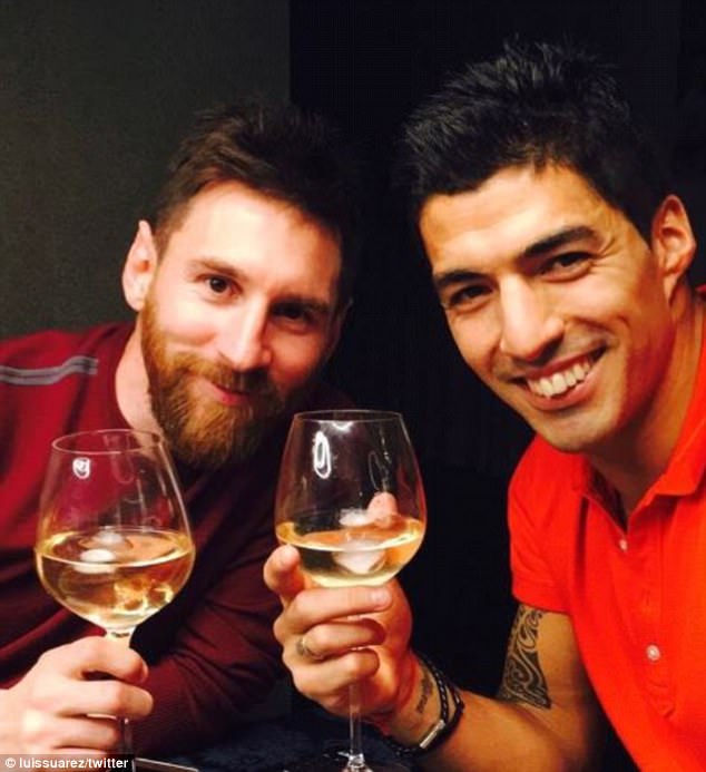 Messi mừng sinh nhật với chiếc bánh in logo Barca - Ảnh 2.