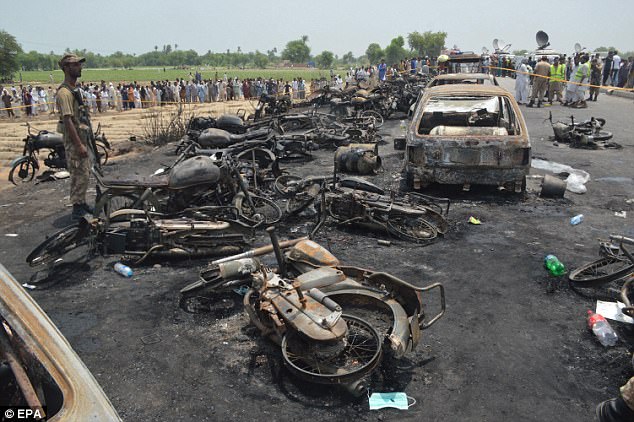 Số thương vong trong vụ xe lật, người dân bất chấp lao ra hôi dầu tại Pakistan tăng lên 290 người - Ảnh 9.