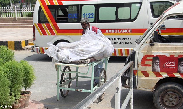 Số thương vong trong vụ xe lật, người dân bất chấp lao ra hôi dầu tại Pakistan tăng lên 290 người - Ảnh 6.