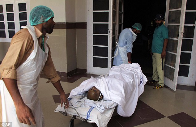 Số thương vong trong vụ xe lật, người dân bất chấp lao ra hôi dầu tại Pakistan tăng lên 290 người - Ảnh 2.
