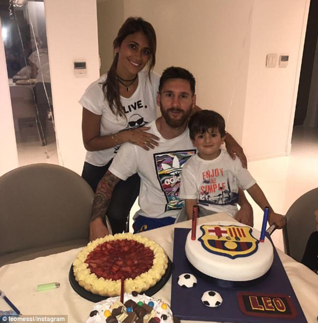 Messi mừng sinh nhật với chiếc bánh in logo Barca - Ảnh 1.