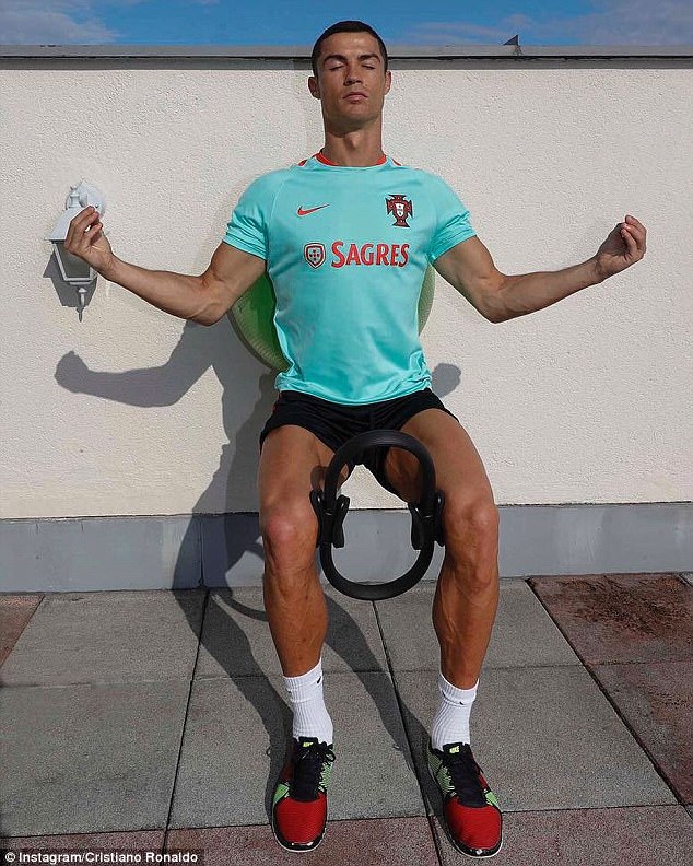 Ronaldo tập thiền giữa scandal cáo buộc trốn thuế - Ảnh 1.