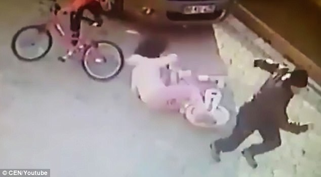 Người đ&agrave;n &ocirc;ng bị bắt giữ sau khi cầm gạch, bất th&igrave;nh l&igrave;nh đập v&agrave;o đầu b&eacute; g&aacute;i giữa đường - Ảnh 3.