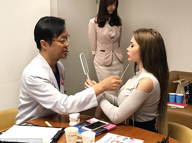B&uacute;p b&ecirc; sống đập đi x&acirc;y lại mặt để h&oacute;a th&acirc;n th&agrave;nh si&ecirc;u anh h&ugrave;ng - Ảnh 1.