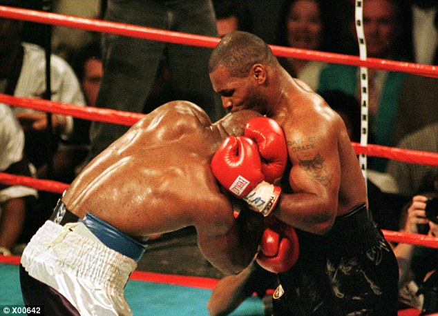 Tr&ograve;n 20 năm ng&agrave;y v&otilde; sĩ th&eacute;p Mike Tyson cắn đứt tai Holyfield - Ảnh 3.