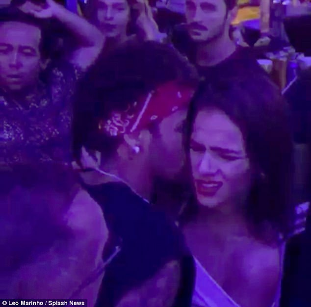 Neymar hôn say đắm bạn gái cũ dù vừa chia tay - Ảnh 3.