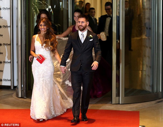 Messi trao nhẫn cưới, hôn say đắm Antonella trong giây phút hạnh phúc nhất cuộc đời - Ảnh 2.