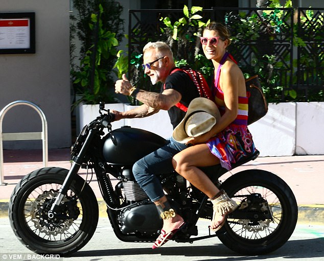 Hoa hậu bị trao nhầm vương miện khoe body bốc lửa b&ecirc;n bạn trai tin đồn U50 gi&agrave;u c&oacute; - Ảnh 9.