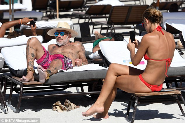 Hoa hậu bị trao nhầm vương miện khoe body bốc lửa b&ecirc;n bạn trai tin đồn U50 gi&agrave;u c&oacute; - Ảnh 8.