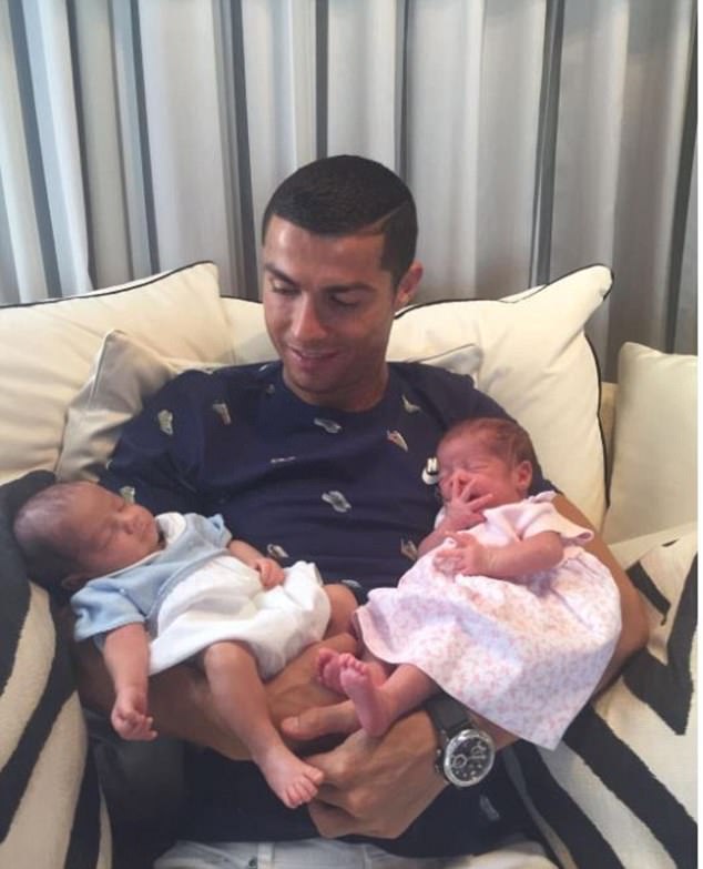 Cặp sinh đôi của Ronaldo đã ra đời như thế nào? - Ảnh 1.
