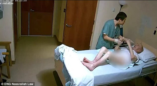 Thay t&atilde; cho bệnh nh&acirc;n mất tr&iacute;, y t&aacute; ra tay đấm v&agrave;o mặt &ocirc;ng cụ li&ecirc;n tiếp 11 lần - Ảnh 2.