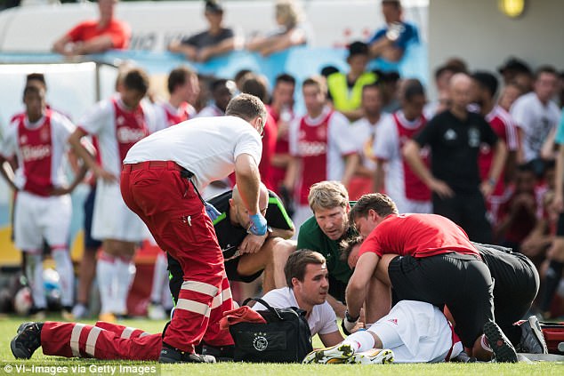 Tiện vệ Ajax nhồi máu cơ tim trong trận giao hữu trước mùa giải - Ảnh 6.