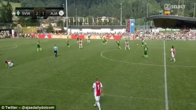 Tiện vệ Ajax nhồi máu cơ tim trong trận giao hữu trước mùa giải - Ảnh 2.
