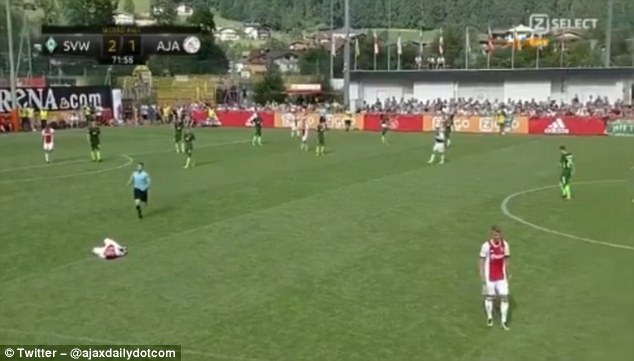 Tiện vệ Ajax nhồi máu cơ tim trong trận giao hữu trước mùa giải - Ảnh 3.