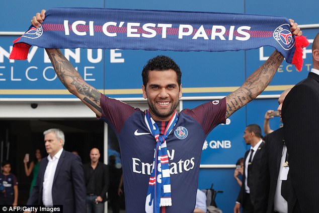 Ch&iacute;nh thức: Dani Alves từ chối Man City, gia nhập PSG - Ảnh 1.