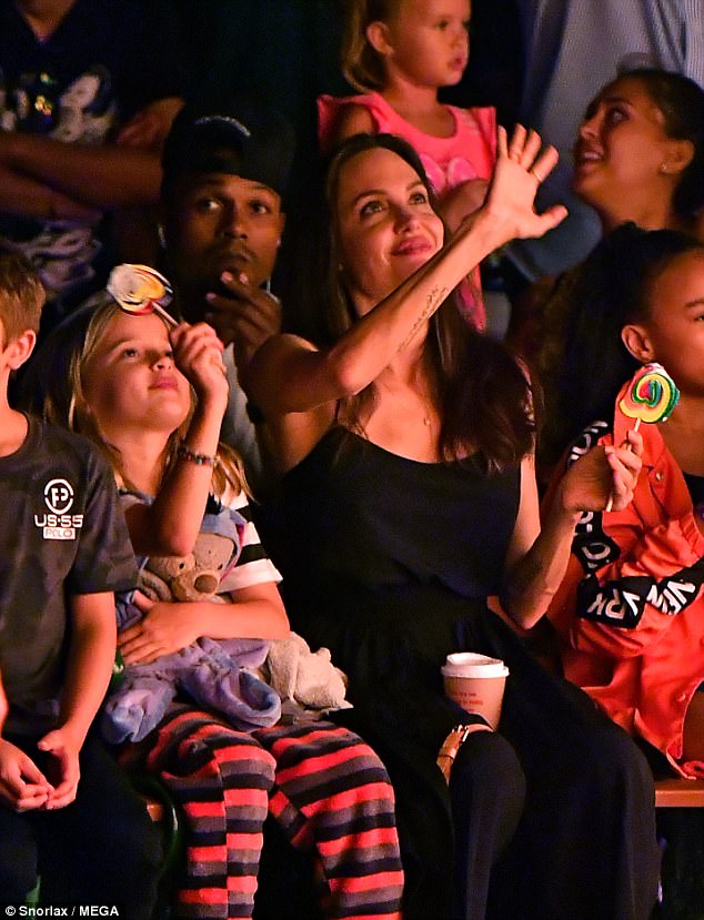 42 tuổi vẫn hồn nhiên mút kẹo cùng các con, Angelina Jolie quả là bà mẹ đáng yêu nhất thế giới! - Ảnh 2.