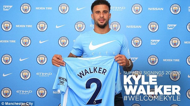 Ch&iacute;nh thức: Man City lại vung tiền mua hậu vệ đắt gi&aacute; nhất thế giới - Ảnh 1.