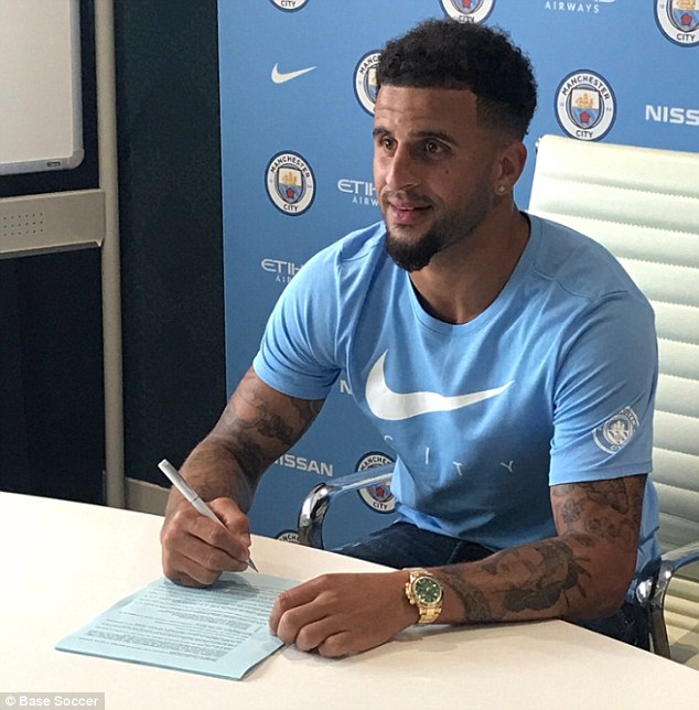 Ch&iacute;nh thức: Man City lại vung tiền mua hậu vệ đắt gi&aacute; nhất thế giới - Ảnh 2.