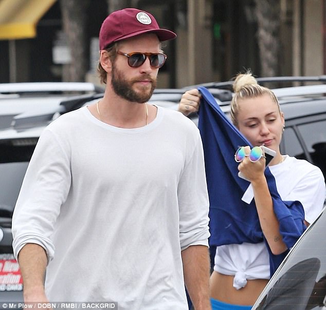 Miley - Liam hẹn hò hạnh phúc sau tin đồn rạn nứt vì chuyện phân chia tài sản - Ảnh 2.