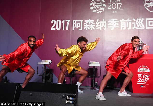 Sao Arsenal mặc áo lụa, tập múa võ cổ truyền Trung Quốc - Ảnh 3.
