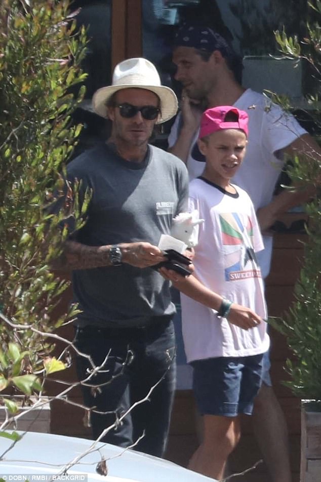 Beckham trông kém vui, Victoria không đi ăn cùng gia đình giữa tin đồn vợ chồng rạn nứt - Ảnh 3.