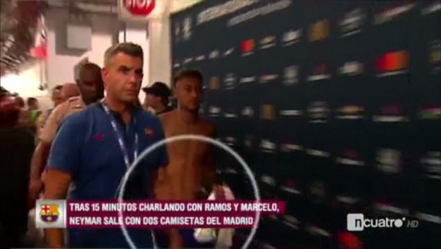 Neymar trao đổi áo với đội trưởng Real, báo hiệu sắp rời Barca. - Ảnh 1.