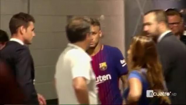Neymar trao đổi áo với đội trưởng Real, báo hiệu sắp rời Barca. - Ảnh 3.