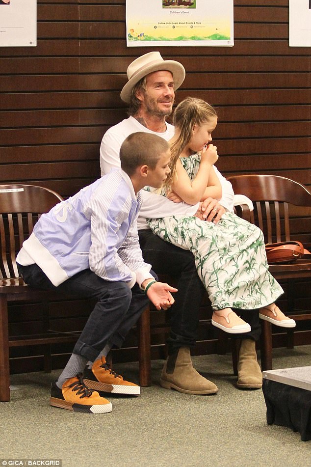 Harper Beckham xinh xắn ngồi trong lòng bố David Beckham, ủng hộ anh trai tại sự kiện - Ảnh 5.