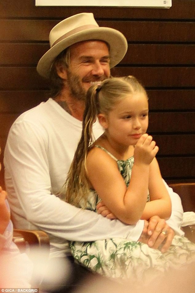 Harper Beckham xinh xắn ngồi trong lòng bố David Beckham, ủng hộ anh trai tại sự kiện - Ảnh 1.