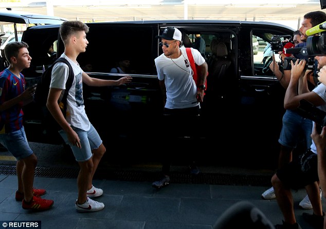 Neymar đáp máy bay riêng tới Paris, chuẩn bị ra mắt PSG - Ảnh 3.
