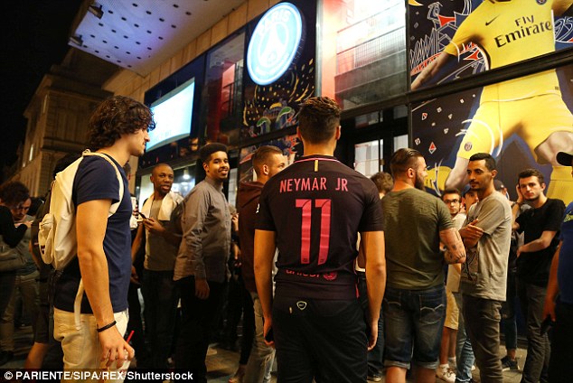 Neymar đáp máy bay riêng tới Paris, chuẩn bị ra mắt PSG - Ảnh 5.