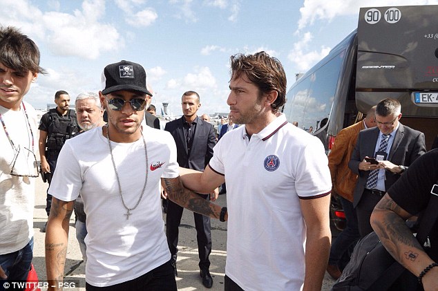 Neymar đáp máy bay riêng tới Paris, chuẩn bị ra mắt PSG - Ảnh 2.