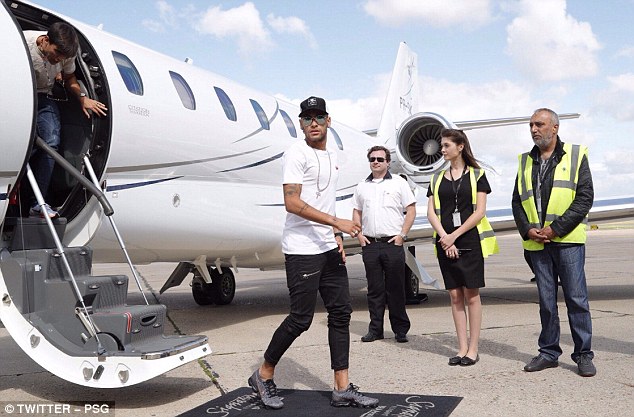 Neymar đáp máy bay riêng tới Paris, chuẩn bị ra mắt PSG - Ảnh 1.