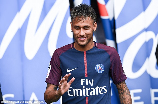 Neymar diễn sâu bên 2 người đẹp, chưa biết khi nào được đá cho PSG - Ảnh 2.