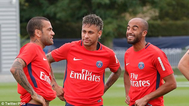 Neymar cười tươi hết cỡ trong buổi tập đầu tiên ở PSG - Ảnh 1.