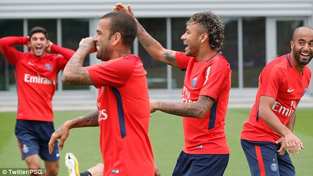 Neymar cười tươi hết cỡ trong buổi tập đầu tiên ở PSG - Ảnh 2.