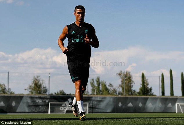 Ronaldo khoe cơ bắp cuồn cuộn trước trận gặp Man Utd - Ảnh 4.