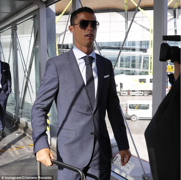 Ronaldo khiến fan nhí phát khóc vì hạnh phúc  Báo Công an Nhân dân điện tử