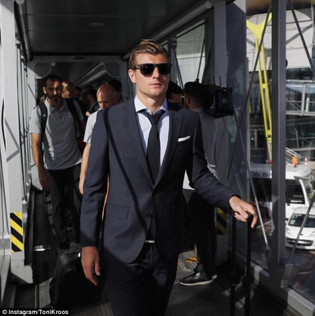 Ronaldo đóng vest bảnh bao bay đến Macedonia chuẩn bị đối đầu Man Utd - Ảnh 3.