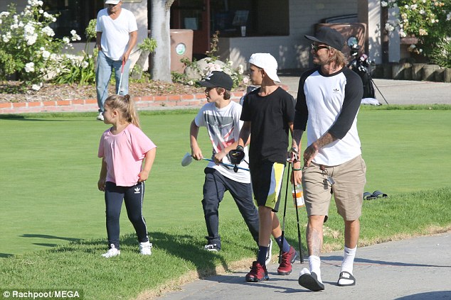 Khoảnh khắc dễ thương khi Beckham thể hiện tình cảm với công chúa Harper giữa sân golf - Ảnh 1.